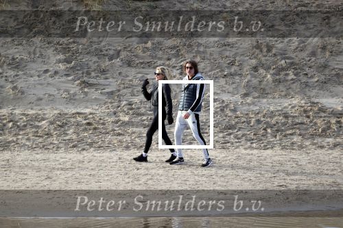 Schoorl 2 januari 2020Sonja Bakker en barry v Suijdam met hun hond op het strand.
