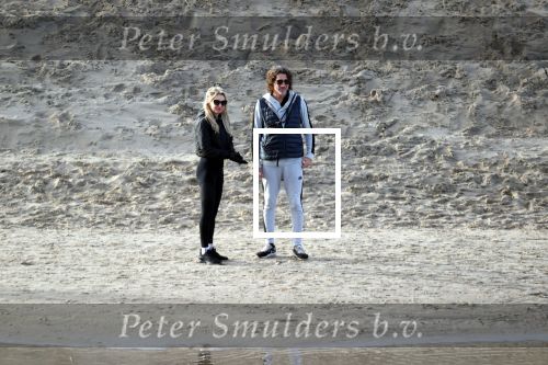 Schoorl 2 januari 2020Sonja Bakker en barry v Suijdam met hun hond op het strand.