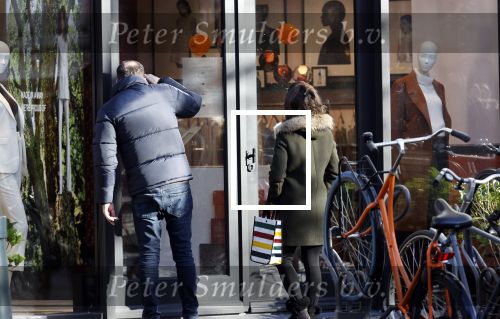 Amsterdam 23 januari 2021
Merel Westrik koopt kleding bij Suitsudio op de cornelis schuytstraat. Merel is 5 maanden zwanger . Ze komt met haar styliste en worden door twee verkopers geholpen.