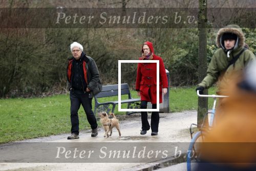 Amsterdam 5 februari 2021
Theodor Holman met partner en hond in het vondelpark