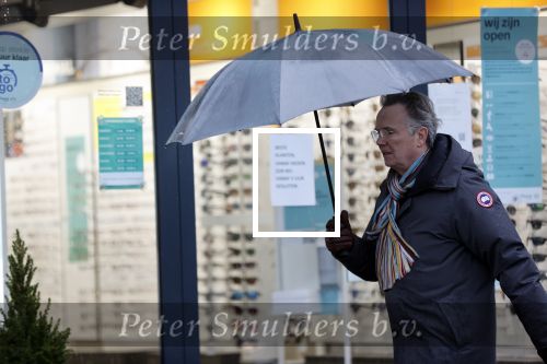 Amsterdam 28 januari 2021
Tom Egbers wandelend in de regen door Amsterdam zuid .