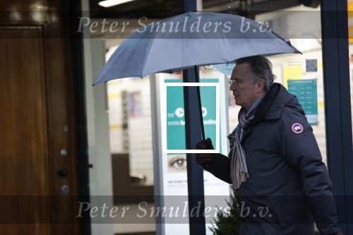 Amsterdam 28 januari 2021
Tom Egbers wandelend in de regen door Amsterdam zuid .