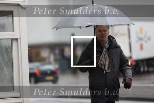 Amsterdam 28 januari 2021
Tom Egbers wandelend in de regen door Amsterdam zuid .