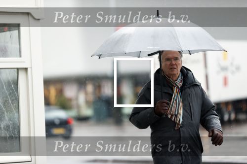 Amsterdam 28 januari 2021
Tom Egbers wandelend in de regen door Amsterdam zuid .