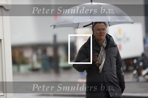 Amsterdam 28 januari 2021
Tom Egbers wandelend in de regen door Amsterdam zuid .