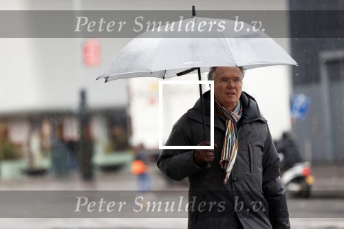 Amsterdam 28 januari 2021
Tom Egbers wandelend in de regen door Amsterdam zuid .