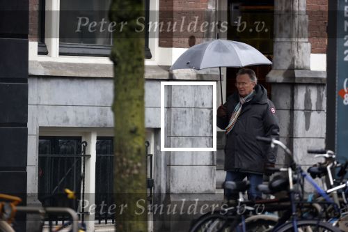 Amsterdam 28 januari 2021
Tom Egbers wandelend in de regen door Amsterdam zuid .