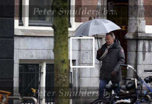 Amsterdam 28 januari 2021
Tom Egbers wandelend in de regen door Amsterdam zuid .