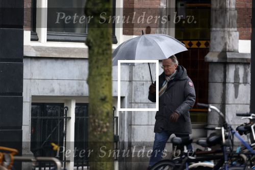 Amsterdam 28 januari 2021
Tom Egbers wandelend in de regen door Amsterdam zuid .