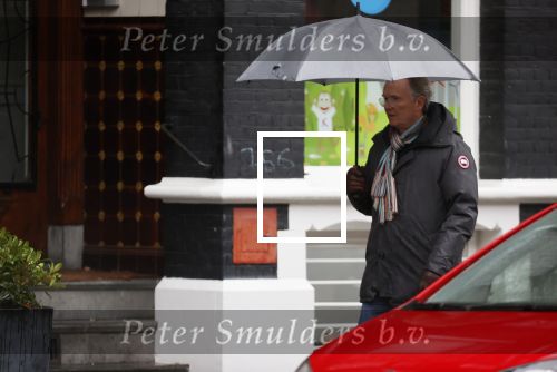 Amsterdam 28 januari 2021
Tom Egbers wandelend in de regen door Amsterdam zuid .