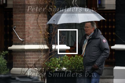 Amsterdam 28 januari 2021
Tom Egbers wandelend in de regen door Amsterdam zuid .