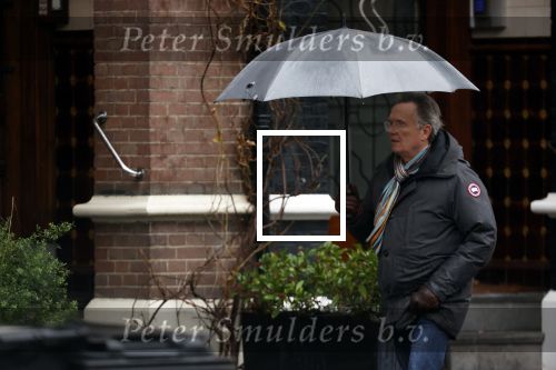 Amsterdam 28 januari 2021
Tom Egbers wandelend in de regen door Amsterdam zuid .