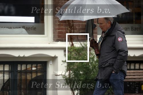 Amsterdam 28 januari 2021
Tom Egbers wandelend in de regen door Amsterdam zuid .