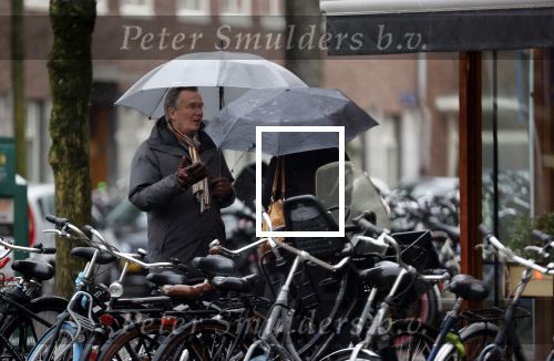 Amsterdam 28 januari 2021
Tom Egbers wandelend in de regen door Amsterdam zuid . Op de beethovenstraat staat hij te kletsen met een kennis