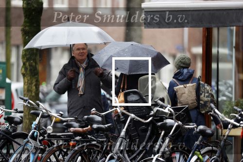 Amsterdam 28 januari 2021
Tom Egbers wandelend in de regen door Amsterdam zuid . Op de beethovenstraat staat hij te kletsen met een kennis