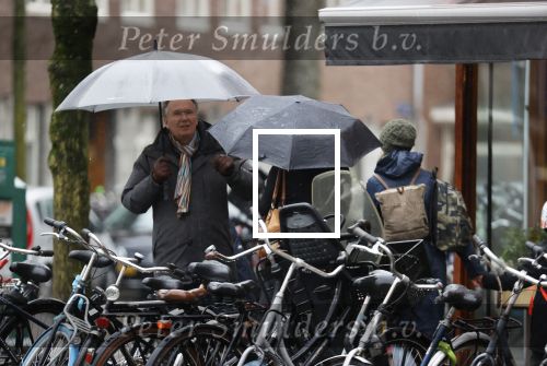 Amsterdam 28 januari 2021
Tom Egbers wandelend in de regen door Amsterdam zuid . Op de beethovenstraat staat hij te kletsen met een kennis