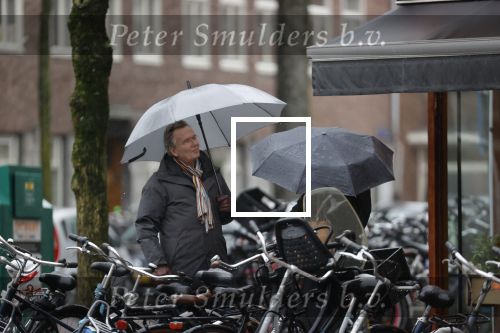 Amsterdam 28 januari 2021
Tom Egbers wandelend in de regen door Amsterdam zuid . Op de beethovenstraat staat hij te kletsen met een kennis
