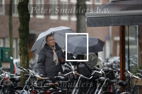 Amsterdam 28 januari 2021
Tom Egbers wandelend in de regen door Amsterdam zuid . Op de beethovenstraat staat hij te kletsen met een kennis