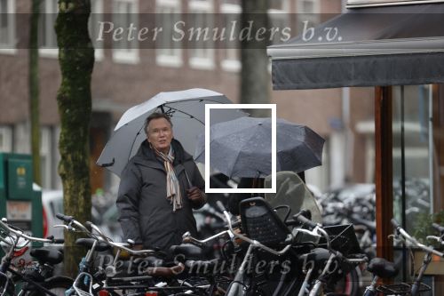 Amsterdam 28 januari 2021
Tom Egbers wandelend in de regen door Amsterdam zuid . Op de beethovenstraat staat hij te kletsen met een kennis
