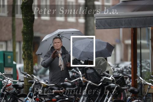 Amsterdam 28 januari 2021
Tom Egbers wandelend in de regen door Amsterdam zuid . Op de beethovenstraat staat hij te kletsen met een kennis