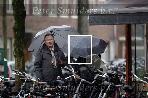 Amsterdam 28 januari 2021
Tom Egbers wandelend in de regen door Amsterdam zuid . Op de beethovenstraat staat hij te kletsen met een kennis