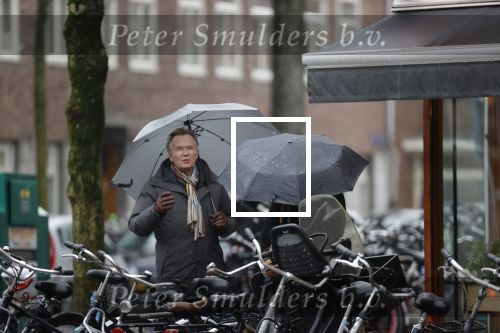 Amsterdam 28 januari 2021
Tom Egbers wandelend in de regen door Amsterdam zuid . Op de beethovenstraat staat hij te kletsen met een kennis