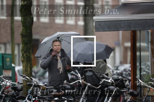Amsterdam 28 januari 2021
Tom Egbers wandelend in de regen door Amsterdam zuid . Op de beethovenstraat staat hij te kletsen met een kennis
