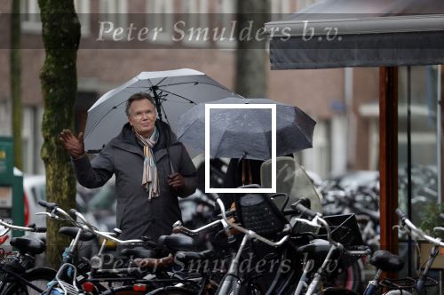 Amsterdam 28 januari 2021
Tom Egbers wandelend in de regen door Amsterdam zuid . Op de beethovenstraat staat hij te kletsen met een kennis