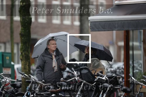 Amsterdam 28 januari 2021
Tom Egbers wandelend in de regen door Amsterdam zuid . Op de beethovenstraat staat hij te kletsen met een kennis