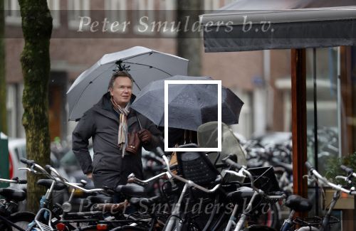 Amsterdam 28 januari 2021
Tom Egbers wandelend in de regen door Amsterdam zuid . Op de beethovenstraat staat hij te kletsen met een kennis