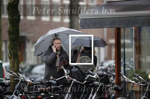 Amsterdam 28 januari 2021
Tom Egbers wandelend in de regen door Amsterdam zuid . Op de beethovenstraat staat hij te kletsen met een kennis