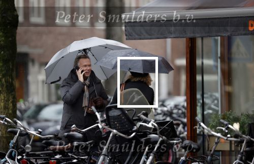Amsterdam 28 januari 2021
Tom Egbers wandelend in de regen door Amsterdam zuid . Op de beethovenstraat staat hij te kletsen met een kennis