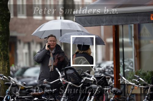 Amsterdam 28 januari 2021
Tom Egbers wandelend in de regen door Amsterdam zuid . Op de beethovenstraat staat hij te kletsen met een kennis