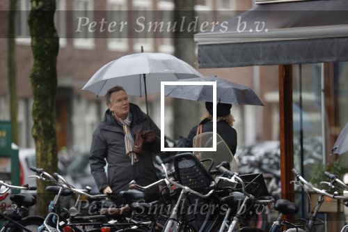 Amsterdam 28 januari 2021
Tom Egbers wandelend in de regen door Amsterdam zuid . Op de beethovenstraat staat hij te kletsen met een kennis