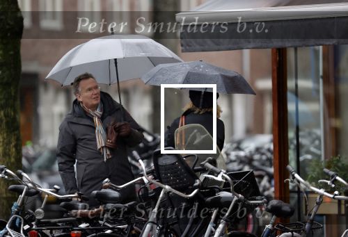 Amsterdam 28 januari 2021
Tom Egbers wandelend in de regen door Amsterdam zuid . Op de beethovenstraat staat hij te kletsen met een kennis