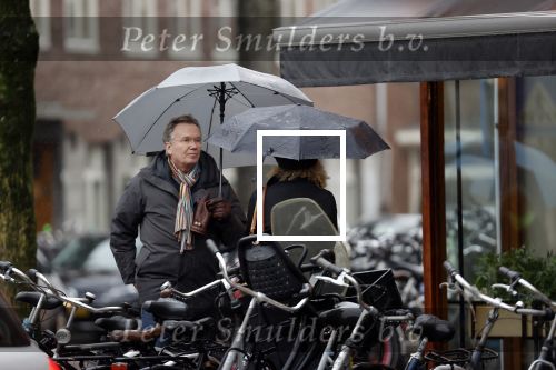 Amsterdam 28 januari 2021
Tom Egbers wandelend in de regen door Amsterdam zuid . Op de beethovenstraat staat hij te kletsen met een kennis