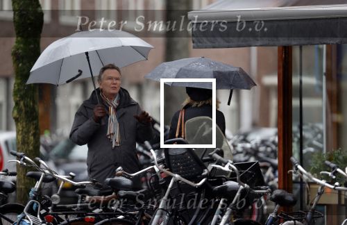 Amsterdam 28 januari 2021
Tom Egbers wandelend in de regen door Amsterdam zuid . Op de beethovenstraat staat hij te kletsen met een kennis