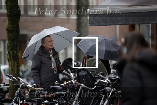 Amsterdam 28 januari 2021
Tom Egbers wandelend in de regen door Amsterdam zuid . Op de beethovenstraat staat hij te kletsen met een kennis