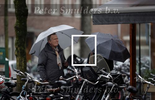 Amsterdam 28 januari 2021
Tom Egbers wandelend in de regen door Amsterdam zuid . Op de beethovenstraat staat hij te kletsen met een kennis