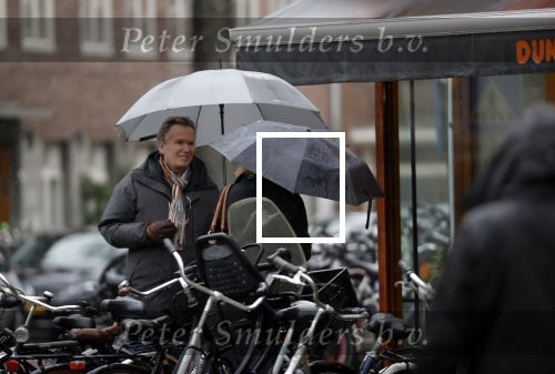 Amsterdam 28 januari 2021
Tom Egbers wandelend in de regen door Amsterdam zuid . Op de beethovenstraat staat hij te kletsen met een kennis