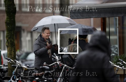 Amsterdam 28 januari 2021
Tom Egbers wandelend in de regen door Amsterdam zuid . Op de beethovenstraat staat hij te kletsen met een kennis