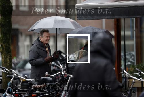 Amsterdam 28 januari 2021
Tom Egbers wandelend in de regen door Amsterdam zuid . Op de beethovenstraat staat hij te kletsen met een kennis