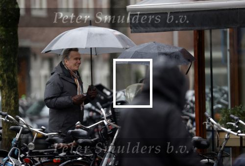 Amsterdam 28 januari 2021
Tom Egbers wandelend in de regen door Amsterdam zuid . Op de beethovenstraat staat hij te kletsen met een kennis