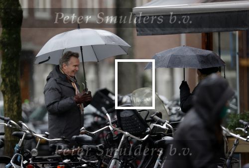 Amsterdam 28 januari 2021
Tom Egbers wandelend in de regen door Amsterdam zuid . Op de beethovenstraat staat hij te kletsen met een kennis