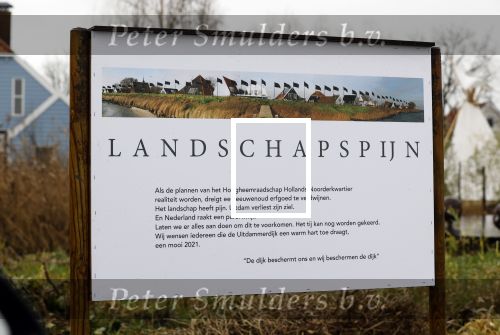 Uitdam 7 januari 2021
Katja Schuurman en de andere bewoners van Uitdam protesteren met zwarte vlaggen tegen de plannen om de dijken te verzwaren.