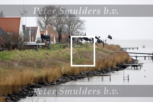 Uitdam 7 januari 2021
Katja Schuurman en de andere bewoners van Uitdam protesteren met zwarte vlaggen tegen de plannen om de dijken te verzwaren.