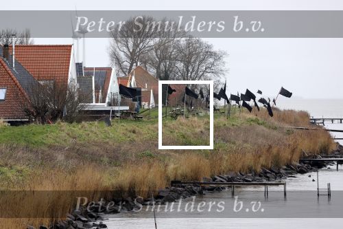 Uitdam 7 januari 2021
Katja Schuurman en de andere bewoners van Uitdam protesteren met zwarte vlaggen tegen de plannen om de dijken te verzwaren.