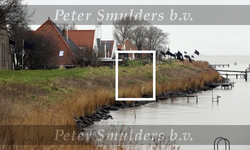 Uitdam 7 januari 2021
Katja Schuurman en de andere bewoners van Uitdam protesteren met zwarte vlaggen tegen de plannen om de dijken te verzwaren.