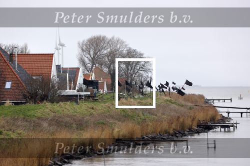 Uitdam 7 januari 2021
Katja Schuurman en de andere bewoners van Uitdam protesteren met zwarte vlaggen tegen de plannen om de dijken te verzwaren.