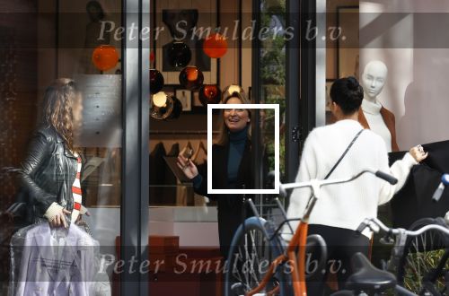 Amsterdam 23 januari 2021
Merel Westrik koopt kleding bij Suitsudio op de cornelis schuytstraat. Merel is 5 maanden zwanger . Ze komt met haar styliste en worden door twee verkopers geholpen.